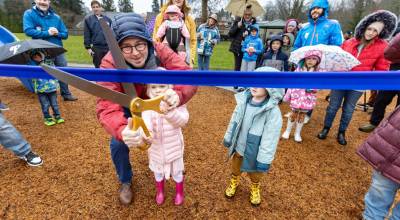 Renton Mayor Armondo Pavone cuts the ribbon with a little helper.