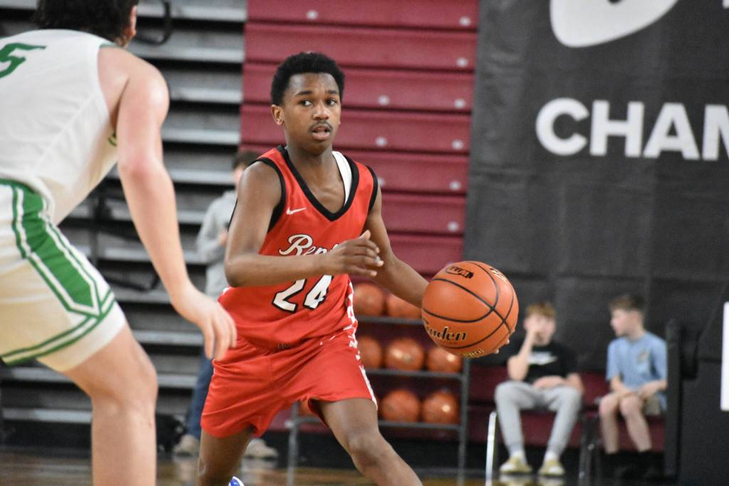 Adan Abdi dribbles the basketball for Renton. Ben Ray / The Reporter