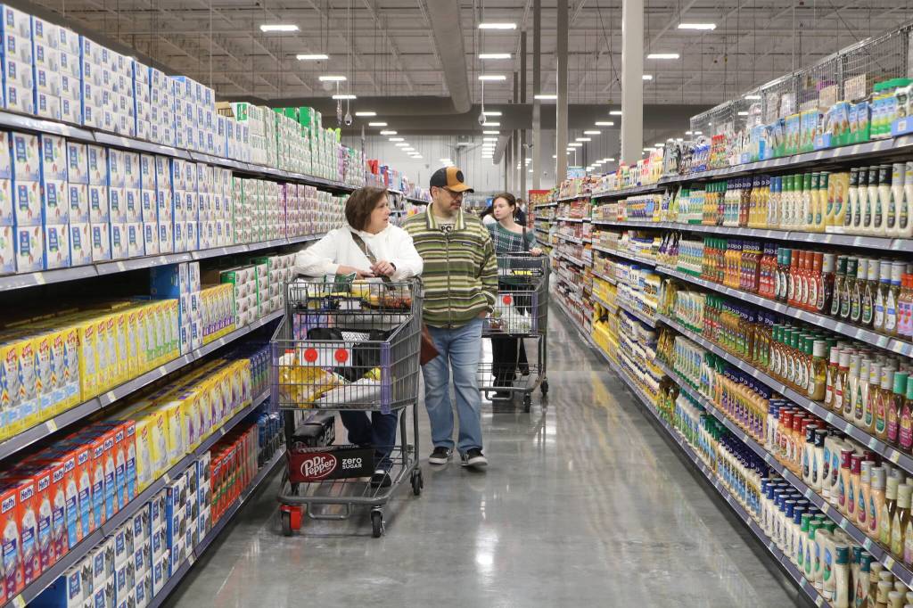 Shoppers peruse the perfectly-faced aisles of the Renton WinCo. Photo by Bailey Jo Josie/Sound Publishing.
